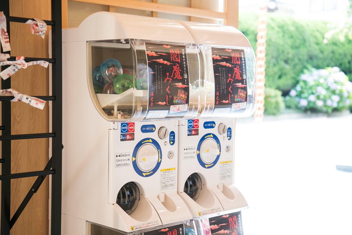 境内のおみくじ付きお守りガチャ